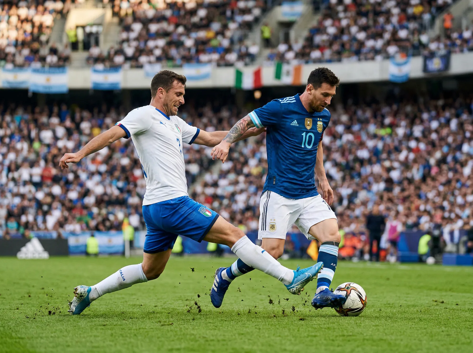Joueurs de football en action sur une pelouse verte lors d'un match de phase de groupes de la Coupe du Monde