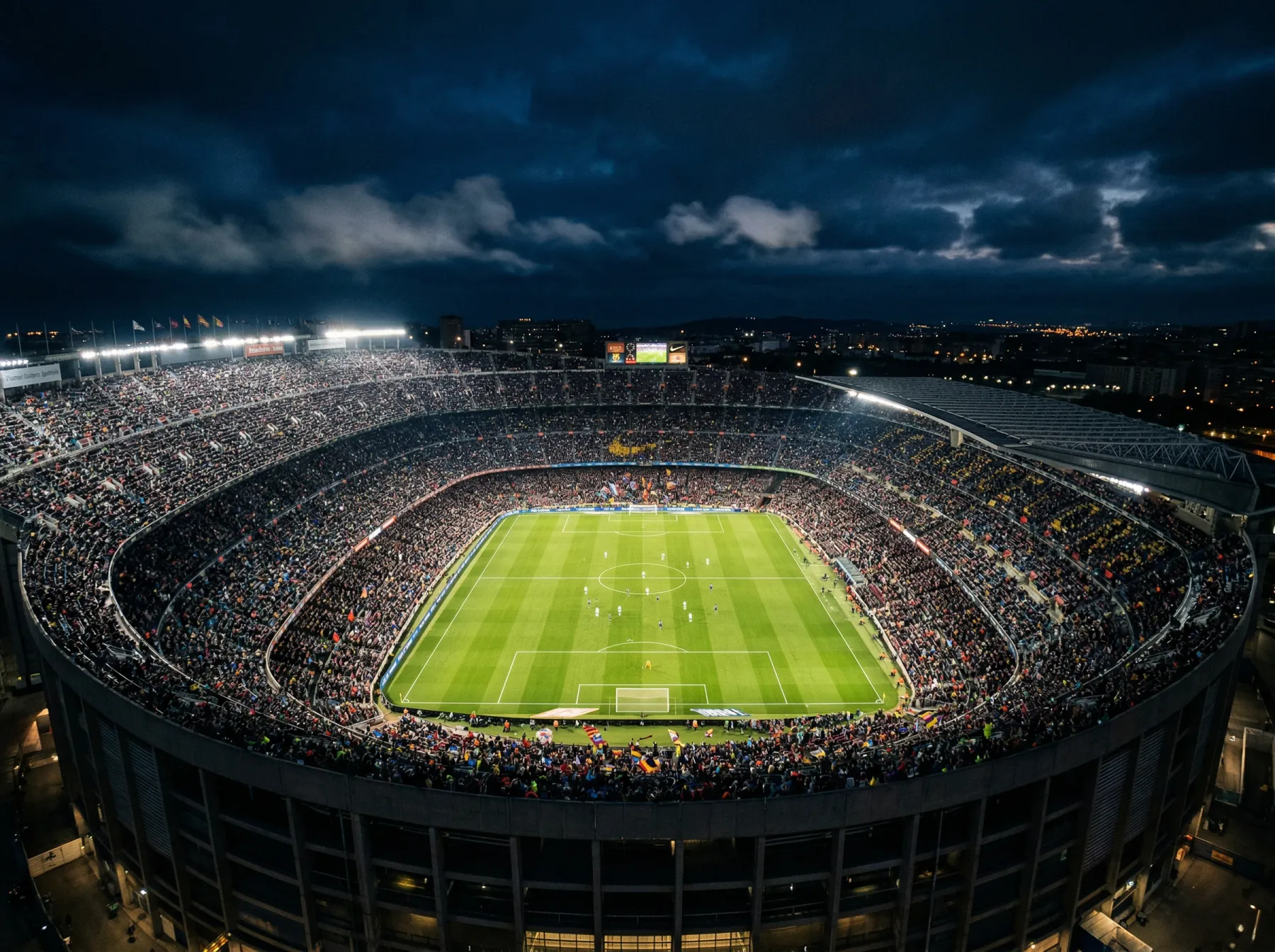 Grand stade de football illuminé par les projecteurs lors d'un match en soirée avec la pelouse verte au premier plan